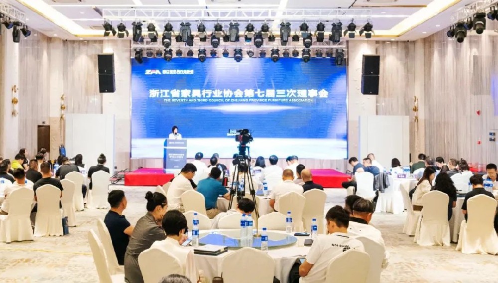 笃行致远|乐鱼（中国）荣获浙江省家具行业协会“先进会员企业”称号